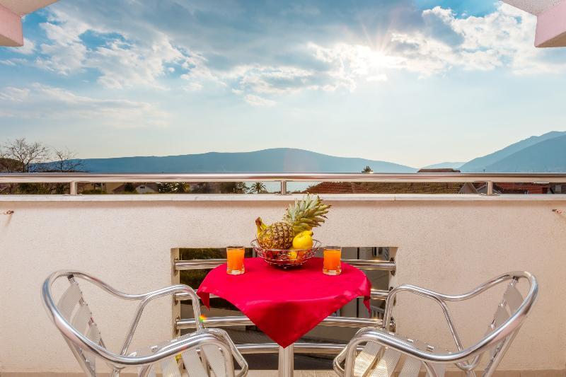 Perper Hotel Донья-Ластва Экстерьер фото