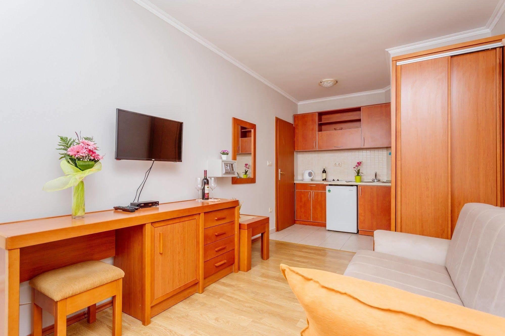 Perper Hotel Донья-Ластва Экстерьер фото
