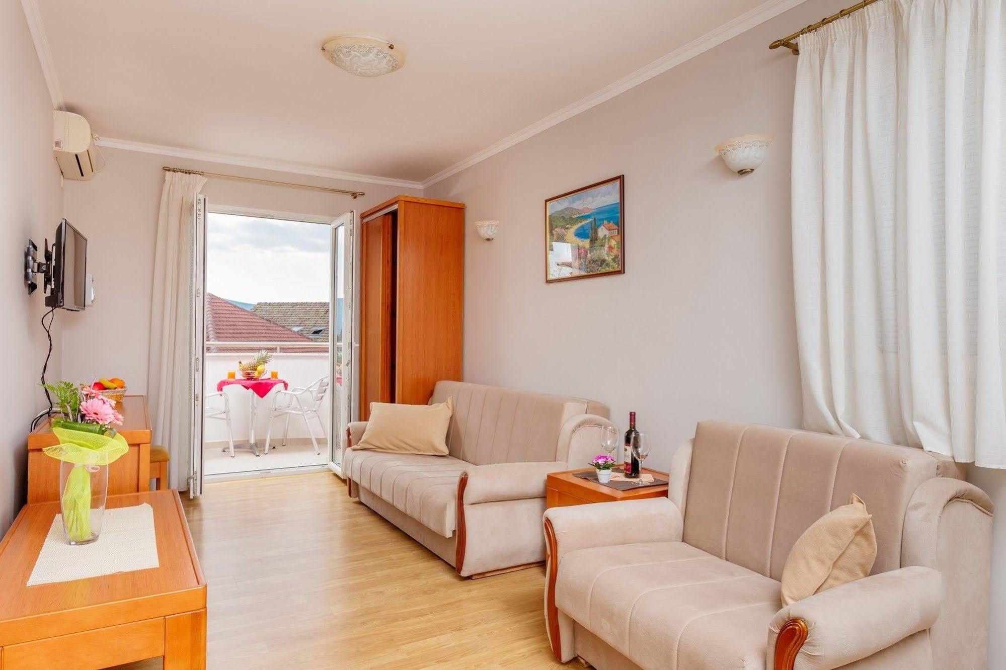 Perper Hotel Донья-Ластва Экстерьер фото