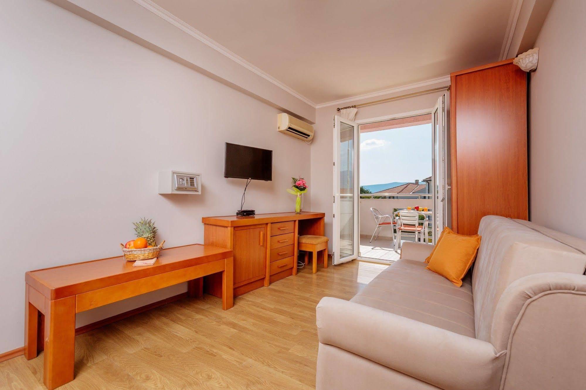 Perper Hotel Донья-Ластва Экстерьер фото