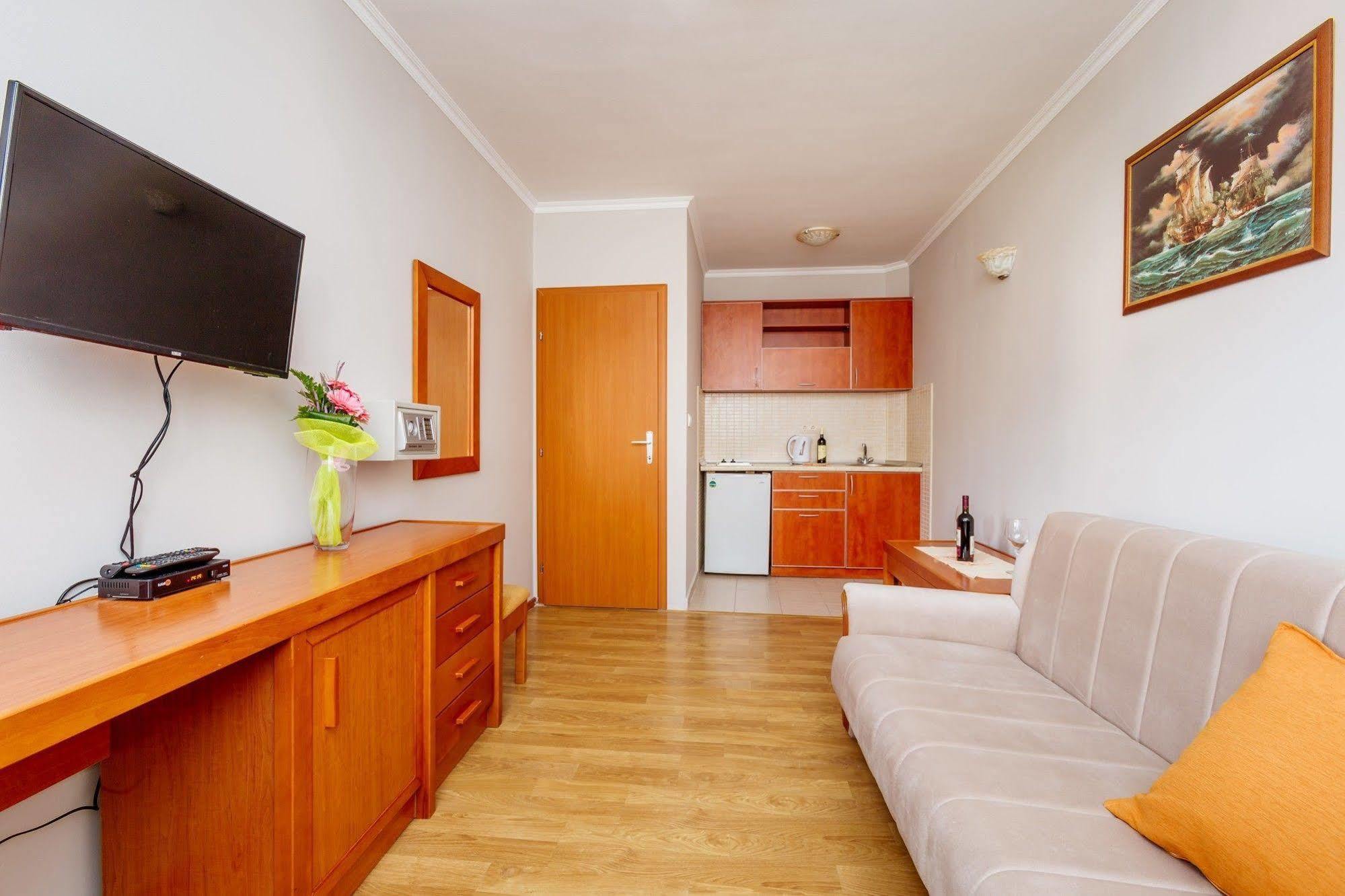 Perper Hotel Донья-Ластва Экстерьер фото