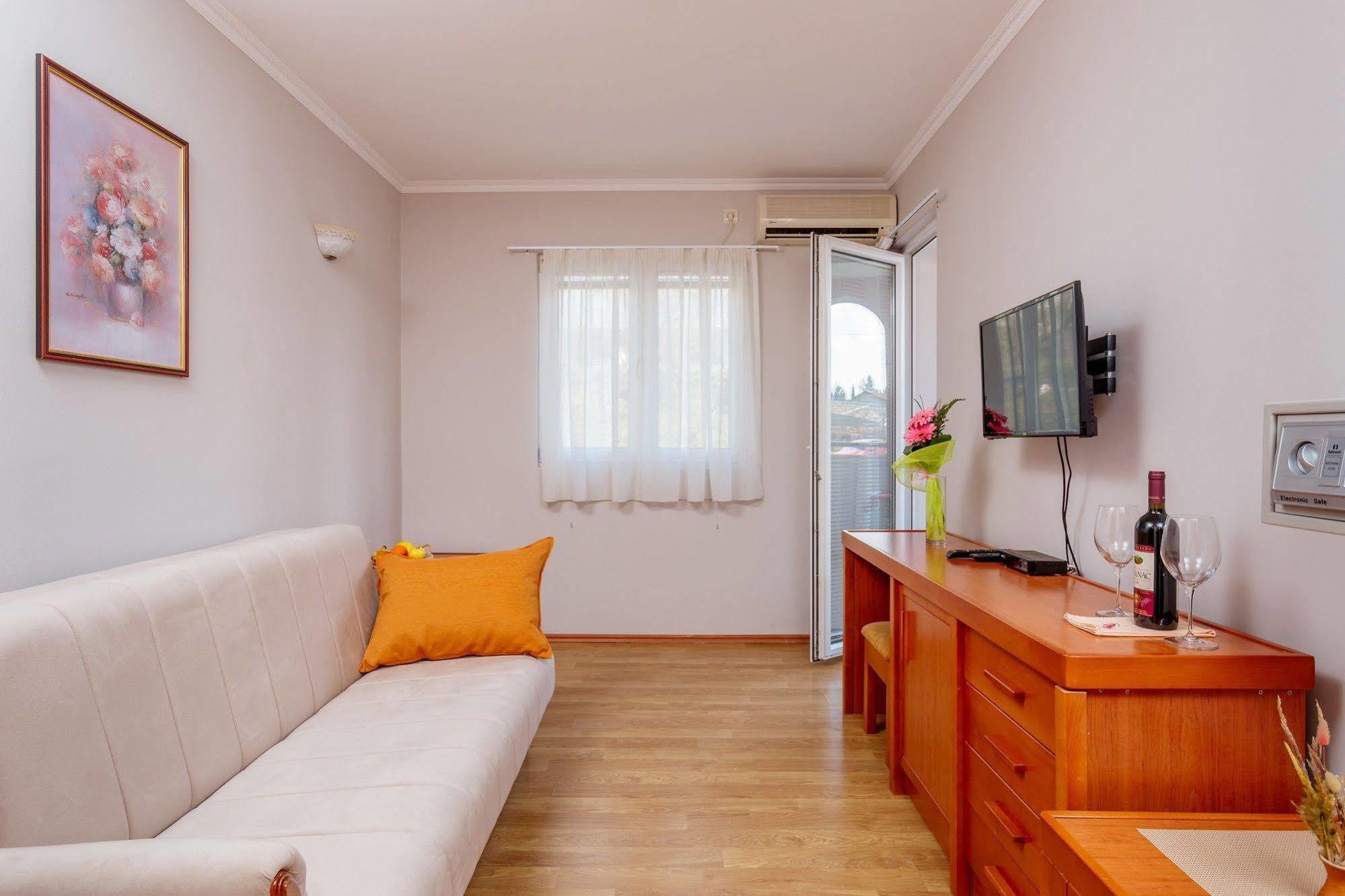 Perper Hotel Донья-Ластва Экстерьер фото